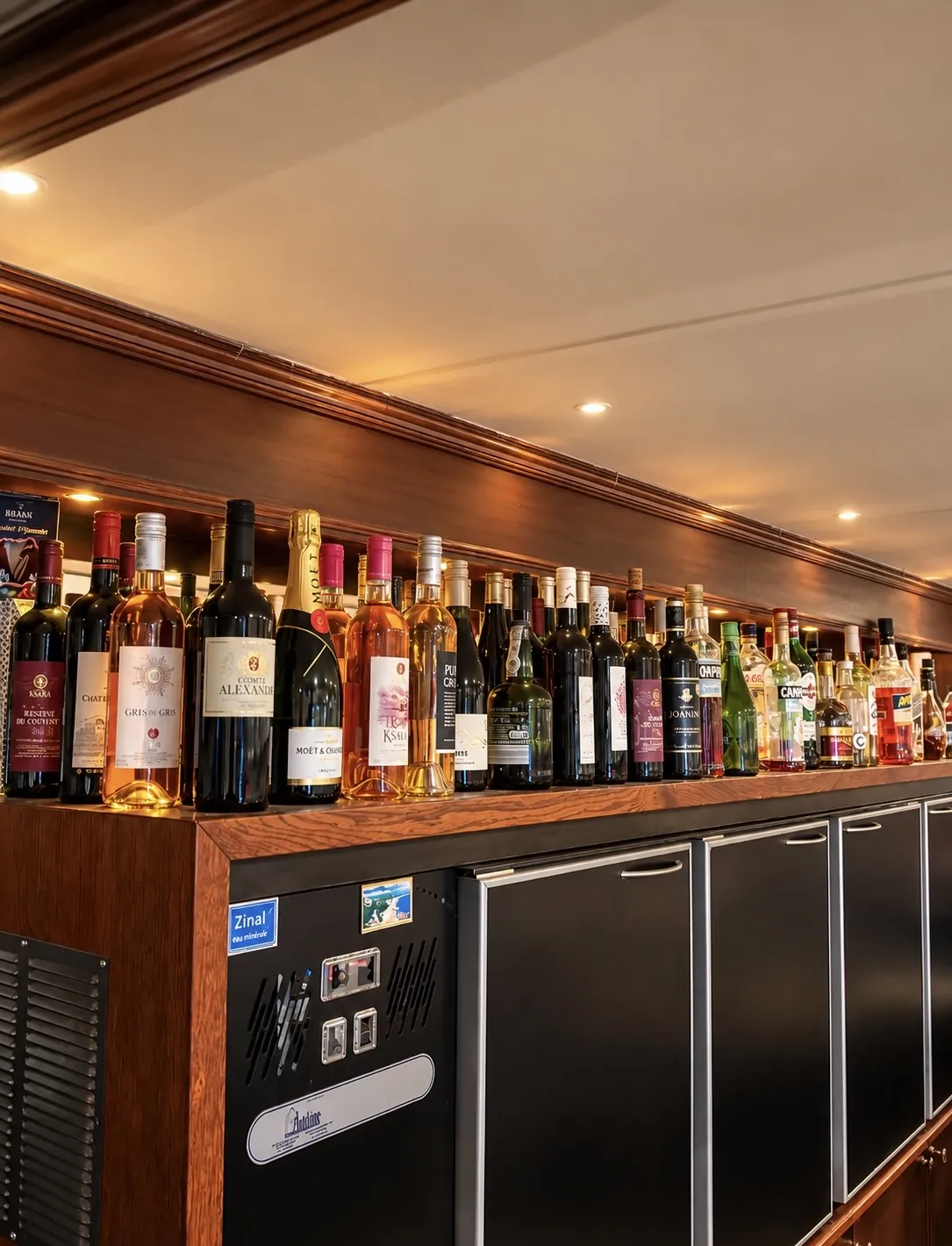 Bar van Few Steps met een rij Libanese wijnen, champagne en drankflessen boven de toonbank